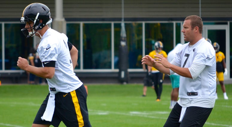 Steelers QB Ben Roethlisberger takes snaps with rookie QB Mason Rudolph