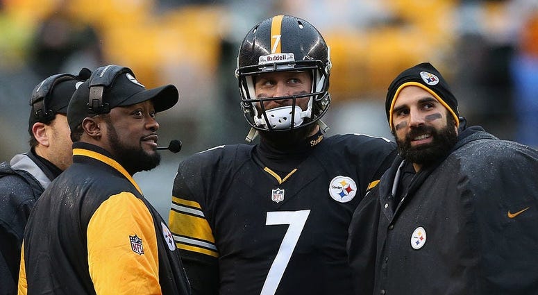 Head Coach Mike Tomlin speaks with Ben Roethlisberger #7 and Bruce Gradkowski #5 of the Pittsburgh Steelers Head Coach Mike Tomlin speaks with Ben Roethlisberger #7 and Bruce Gradkowski #5 of the Pittsburgh Steelers