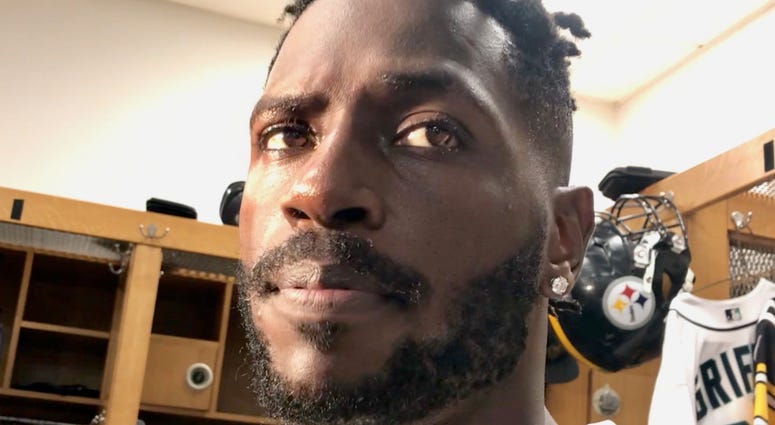 Antonio Brown talking in locker room in 2018