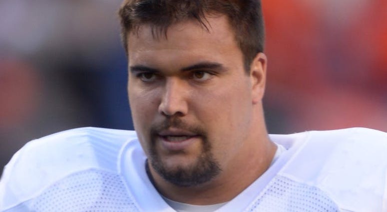 Wisniewski with Raiders