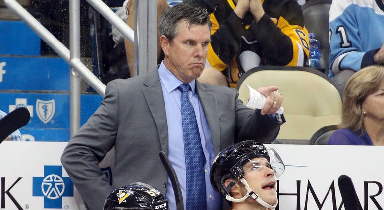 Pittsburgh Penguins head coach Mike Sullivan (top) gestures on the bench against the Montreal Canadiens during the second period at PPG PAINTS Arena. Montreal won 5-1.