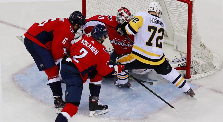 Patric Hornqvist scoring Patric Hornqvist scoring