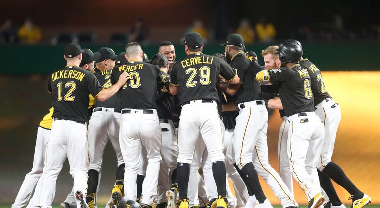 Pirates celebrate after beating the Mets