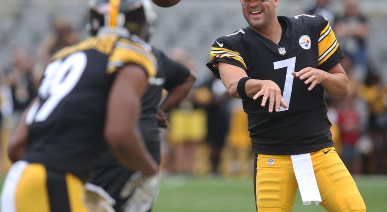 Pittsburgh Steelers quarterback Ben Roethlisberger (7) and wide receiver JuJu Smith-Schuster (19) warm up before playing the Tennessee Titans Pittsburgh Steelers quarterback Ben Roethlisberger (7) and wide receiver JuJu Smith-Schuster (19) warm up before playing the Tennessee Titans