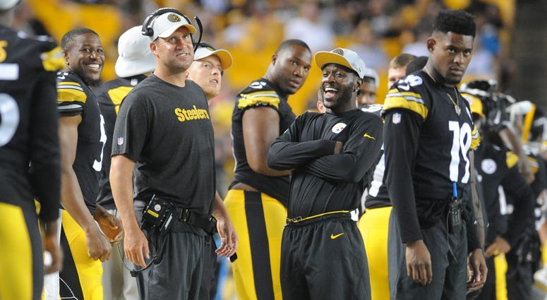Ben on the sidelines with his teammates during a Steelers Preseason game