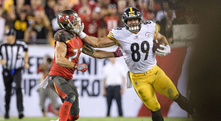 Pittsburgh Steelers tight end Vance McDonald (89) stiff arms Tampa Bay Buccaneers safety Chris Conte