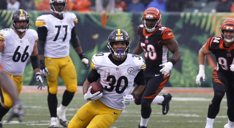 Pittsburgh Steelers running back James Conner (30) runs against the Cincinnati Bengals