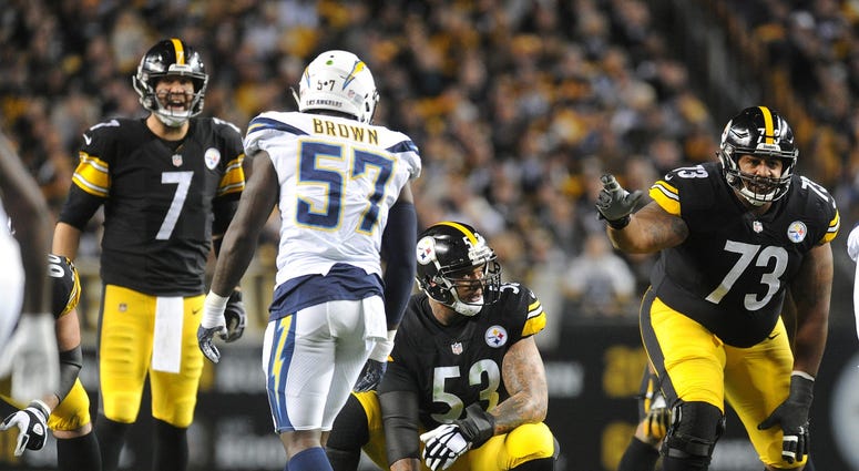 Ben Roethlisberger lines up with Maurkice Pouncey and Ramon Foster