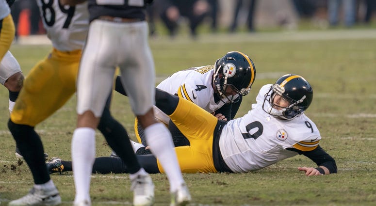 Pittsburgh Steelers kicker Chris Boswell (9) slips during a field goal attempt to tie the game against the Oakland Raiders