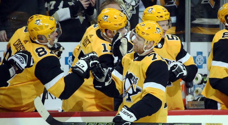 Pittsburgh Penguins right wing Patric Hornqvist (72) celebrates with the Pens bench after scoring a goal against the Detroit Red Wings