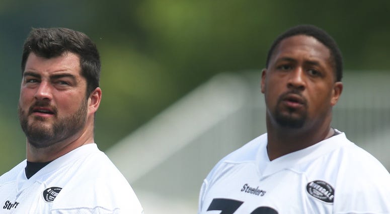 Pittsburgh Steelers offensive guard David DeCastro (66) and offensive guard Ramon Foster (73) and offensive tackle Alejandro Villanueva