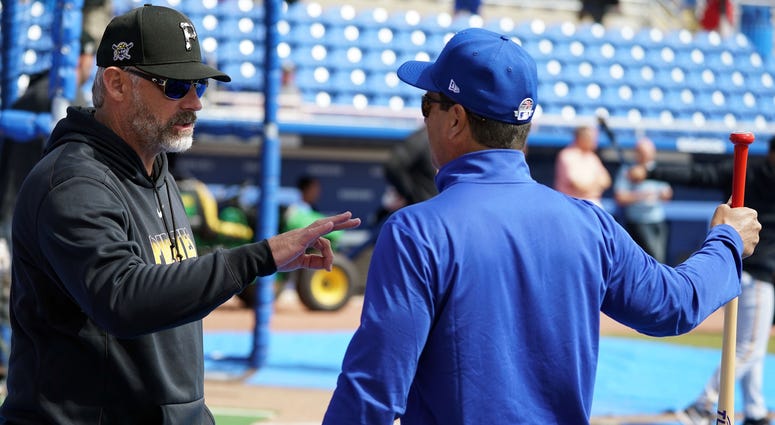 Shelton talking to another manager