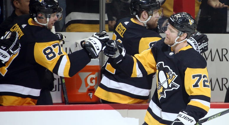 Pittsburgh Penguins center Sidney Crosby (87) congratulates right wing Patric Hornqvist (72) on his goal against the Chicago Blackhawks during the first period at PPG PAINTS Arena.