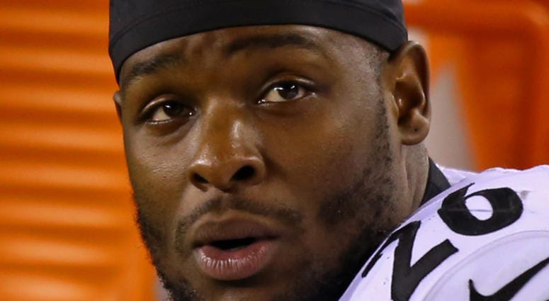 Pittsburgh Steelers running back Le'Veon Bell (26) sits on the bench against the Cincinnati Bengals in the first half at Paul Brown Stadium.