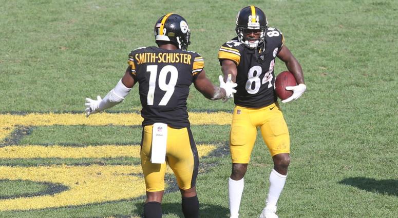 Pittsburgh Steelers wide receiver JuJu Smith-Schuster (19) congratulates wide receiver Antonio Brown