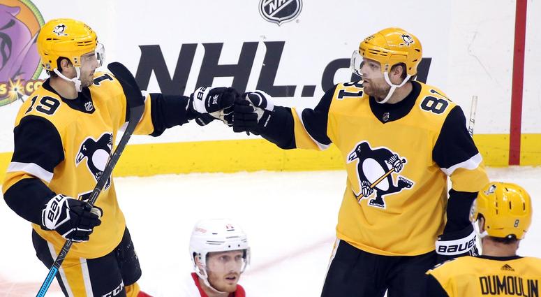 Derick Brassard (19) celebrates with Penguins right wing Phil Kessel