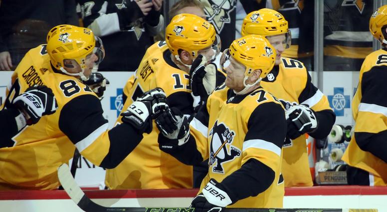 Pittsburgh Penguins right wing Patric Hornqvist (72) celebrates with the Pens bench after scoring a goal against the Detroit Red Wings