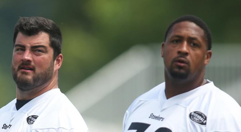 Pittsburgh Steelers offensive guard David DeCastro (66) and offensive guard Ramon Foster (73) and offensive tackle Alejandro Villanueva