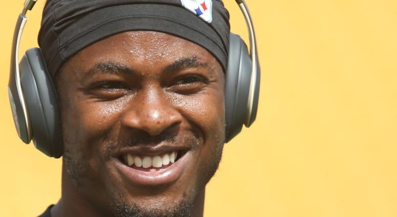 Pittsburgh Steelers cornerback Artie Burns (25) looks on during warm-ups before playing the Kansas City Chiefs at Heinz Field. The Chiefs won 42-37.