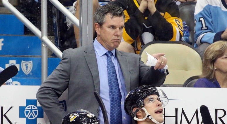 Pittsburgh Penguins head coach Mike Sullivan (top) gestures on the bench against the Montreal Canadiens during the second period at PPG PAINTS Arena. Montreal won 5-1.