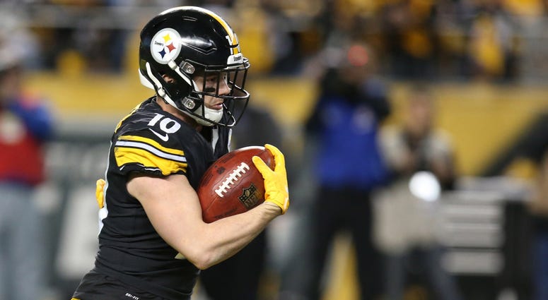 Pittsburgh Steelers wide receiver Ryan Switzer (10) returns a kick-off against the Los Angeles Chargers during the third quarter at Heinz Field. Los Angeles won 33-30.