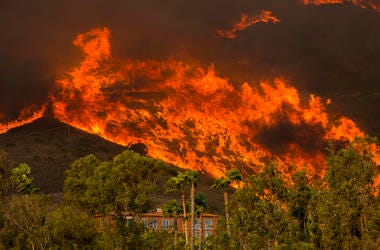 Fire approaches homes Fire approaches homes