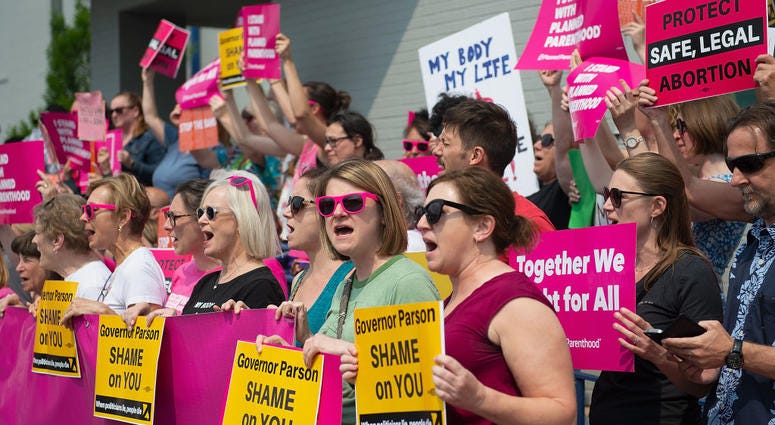 protestors outside planned parenthood st. louis