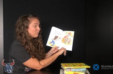 Mo reads