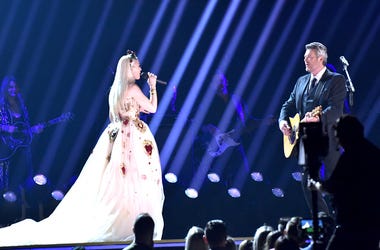 Blake Shelton and Gwen on stage
