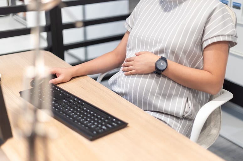 Pregnant woman + laptop Pregnant woman + laptop