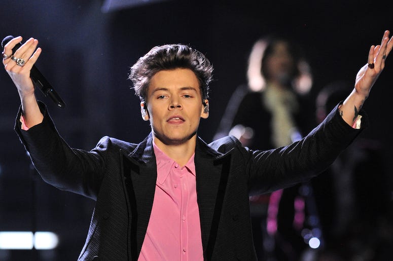 Harry Styles, Performing, Pink Shirt, Victoria's Secret Fashion Show, 2017 Harry Styles, Performing, Pink Shirt, Victoria's Secret Fashion Show, 2017