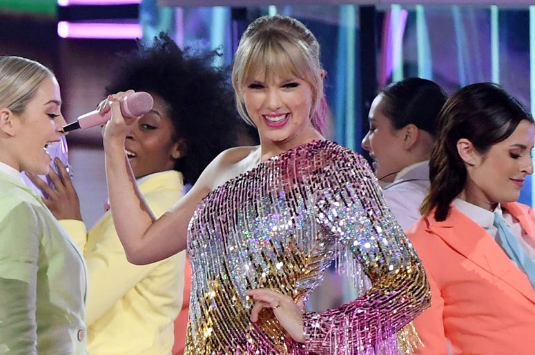 Taylor Swift LAS VEGAS, NEVADA - MAY 01: Taylor Swift performs during the 2019 Billboard Music Awards at MGM Grand Garden Arena on May 1, 2019 in Las Vegas, Nevada. (Photo by Ethan Miller/Getty Images)