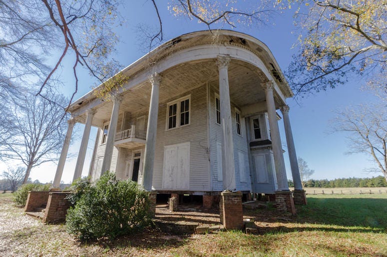 Abandoned Plantation Home, Mansion, Field Abandoned Plantation Home, Mansion, Field