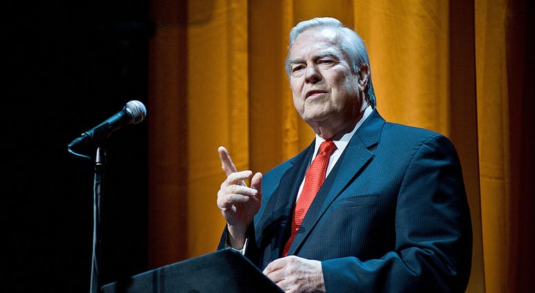 Bill Kurtis addresses an audience in Chicago