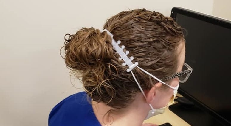An adjustable plastic device made on a 3D printer provides relief for wearers of facemasks.