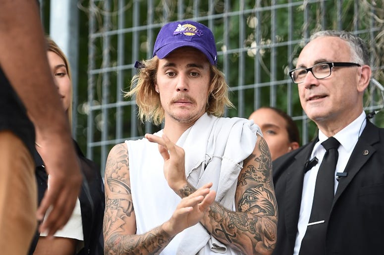 Justin Bieber Quiere Partirle Su Madre A Héroe De Películas De Acción Justin Bieber attends the John Elliott front row during New York Fashion Week: The Shows on September 6, 2018 in New York City.