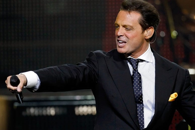La Novia De Luis Miguel, Comparte Sexy Foto En Bikini Luis Miguel In Concert At The Colosseum At Caesars Palace
