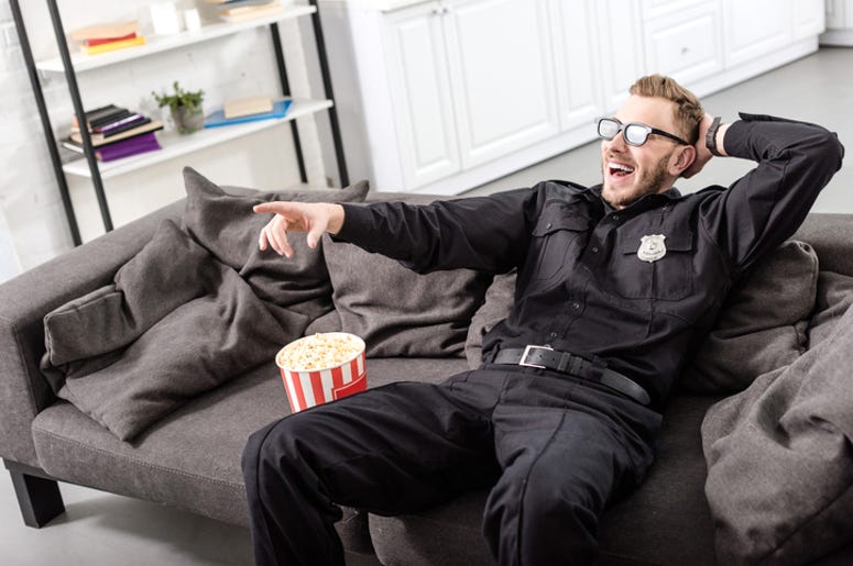 El Comandante Harina, regresa en un nuevo Sketch de Backdoor policeman in 3d glasses sitting on couch and watching movie