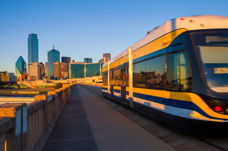 Los Nuevos Autobuses De Dallas Vienen Con Cargadores De Celular Moving streetcar on the Houston Street Viaduct with the city of Dallas in background