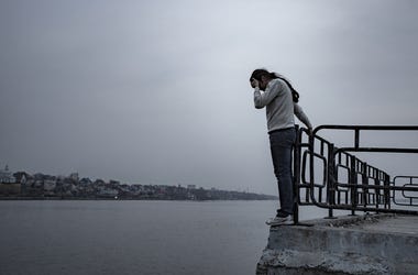 Policía De Fort Worth Salva Mujer Suicida Que Iba Saltar De Un Puente Depressed sad frustrated man stands on the edge of the bridge to jump.