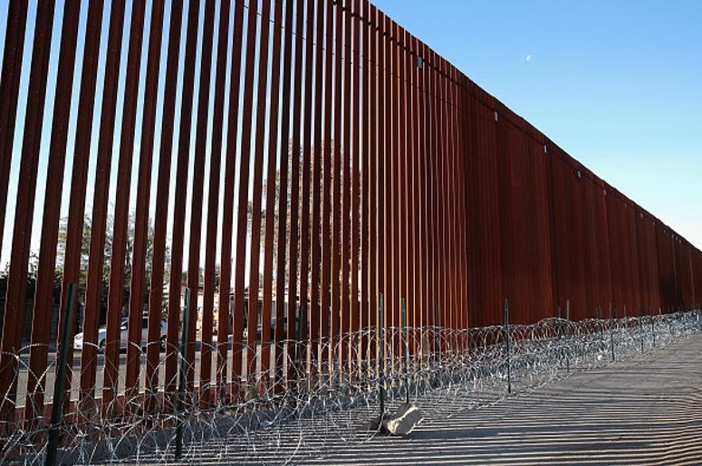 Migrantes Brincan Muro De Trump Con Una Simple Escalera A steel and concertina wire barrier runs along the border of the United States and Mexico on January 26, 2019 in Calexico, California. The U.S. government had been partially shut down as President Donald Trump battled congress for $5.7 billion in funding
