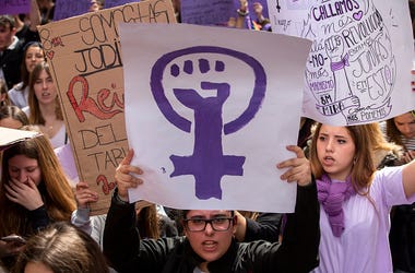 El Origen Del Día Internacional De La Mujer MARCH 08: A student holds a placard with feminist symbol during protest along the streets during the International Women's Day on March 08, 2019 in Madrid, Spain. Spain celebrates International Women's Day today with a women's general strike and countless