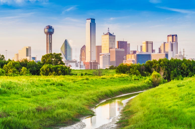 Parque Que Cubrirá La I-35 Por El Zoológico De Dallas Junto $1 Millón De Dólares View of Downtown Dallas, located in Dallas, Texas, USA.