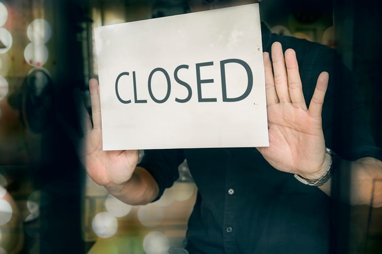Dallas Cierra Bares, Restaurantes, Gimnasios Y Teatros Por Coronavirus Man putting closed sign in window in shop. Late at night in city