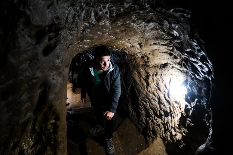 Hombre Se Atora En Túnel Que Excavó Para Espiar A Su Ex Man below the tunnel