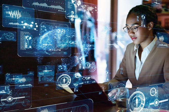 Dallas Es De Las Peores Ciudades Para Mujeres En Tecnología Young femal e engineer concept. GUI (Graphical User Interface).