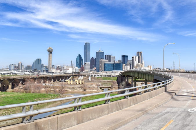 De Dallas a Fort Worth En Bicicleta En El 2023 Wide shot of Highway Overpass with Trinity River and Skyline of Downtown Dallas in the Distance on a Clear Summer Day - Dallas, Texas, USA