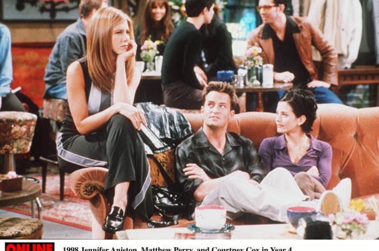 Sofá De Friends Estará En Dallas 1998 Jennifer Aniston, Matthew Perry, and Courteney Cox in Year 4 of Friends