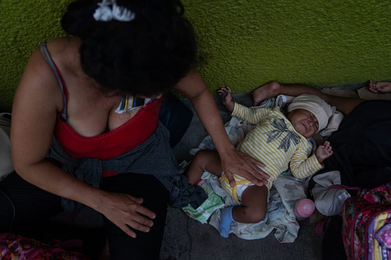 Mujer Migrante Suplica Ayuda Para Su Hijo Enfermo A Honduran migrant and her baby take shelter on a sidewalk on June 19, 2019 in Tapachula, Mexico. Since shelters in the city are over capacity, many migrants are living on sidewalks while they wait for their appointments to obtain a humanitarian visa.
