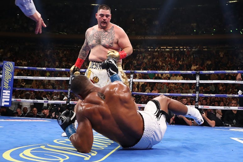 Confirmado: ¡Andy Ruiz Vs Anthony Joshua 2! Andy Ruiz Jr knocks down Anthony Joshua in the third round during their IBF/WBA/WBO heavyweight title fight at Madison Square Garden on June 01, 2019 in New York City.